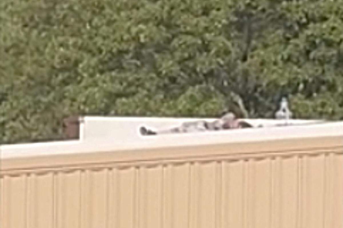 Imagem mostra o corpo do atirador sobre o telhado, já morto