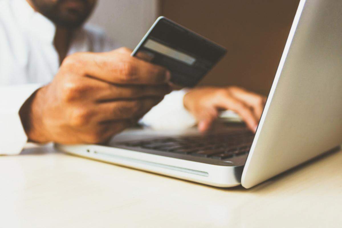 O crédito rotativo dura 30 dias e é aquele tomado pelo consumidor quando paga menos que o valor integral da fatura do cartão.