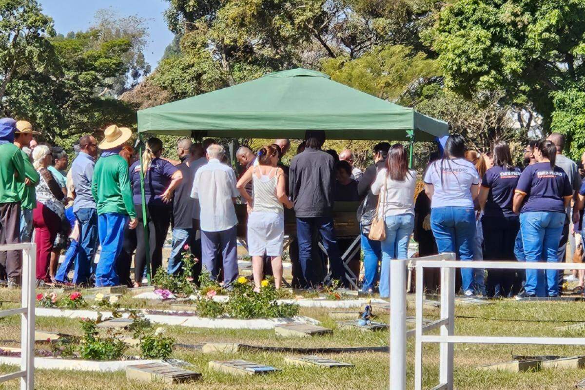 Familiares e amigos durante sepultamento no Cemitério Jardim das Oliveiras, em Franca