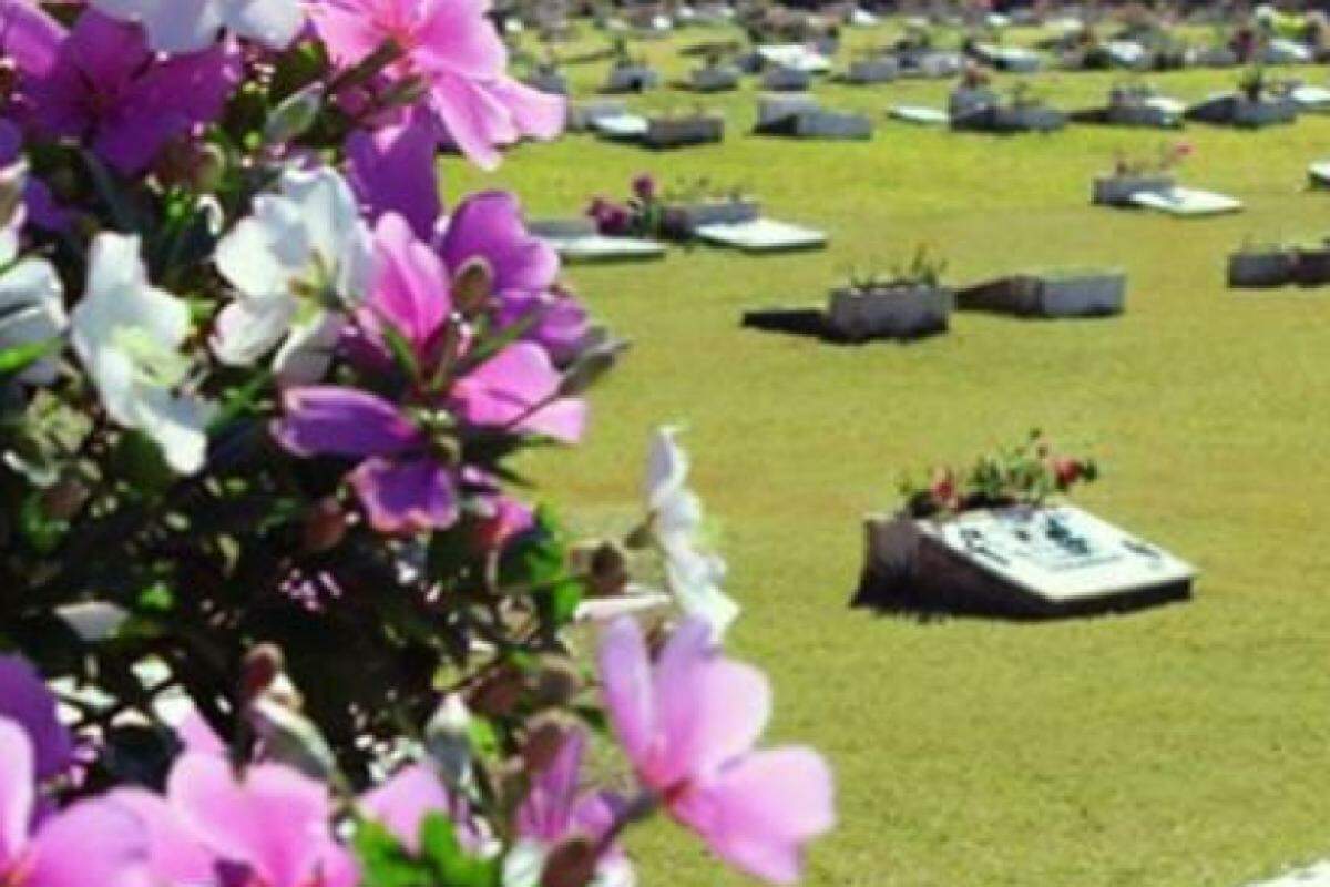 Imagens das lápides do cemitério Jardim das Oliveiras em Franca