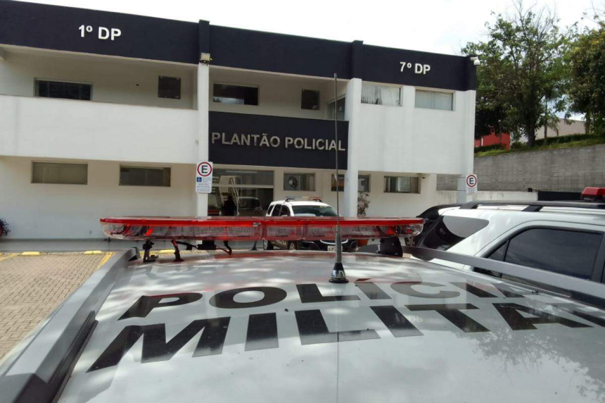 Com apoio de uma viatura, o suspeito foi levado para o Plantão Policial