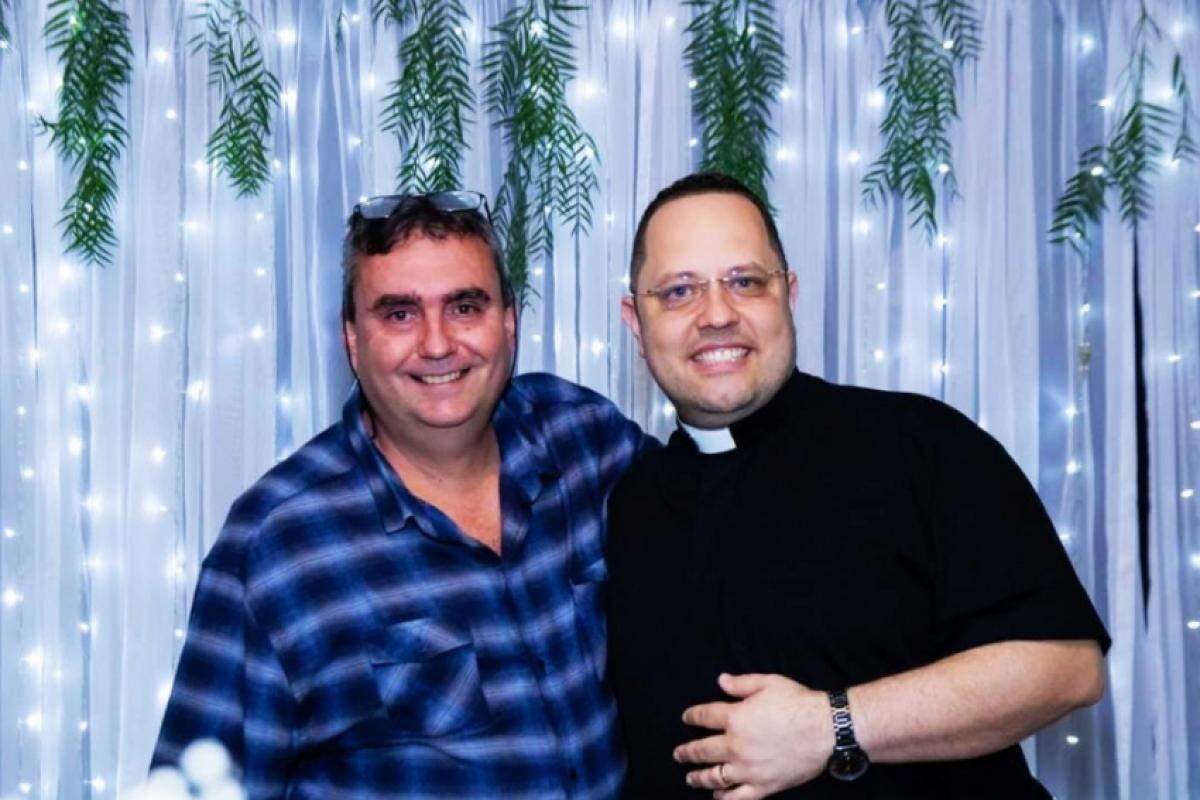 O coordenador da nova capela Nossa Senhora do Carmo, André Orlato, e o padre Camilo Mattos da Paróquia Maria de Nazaré