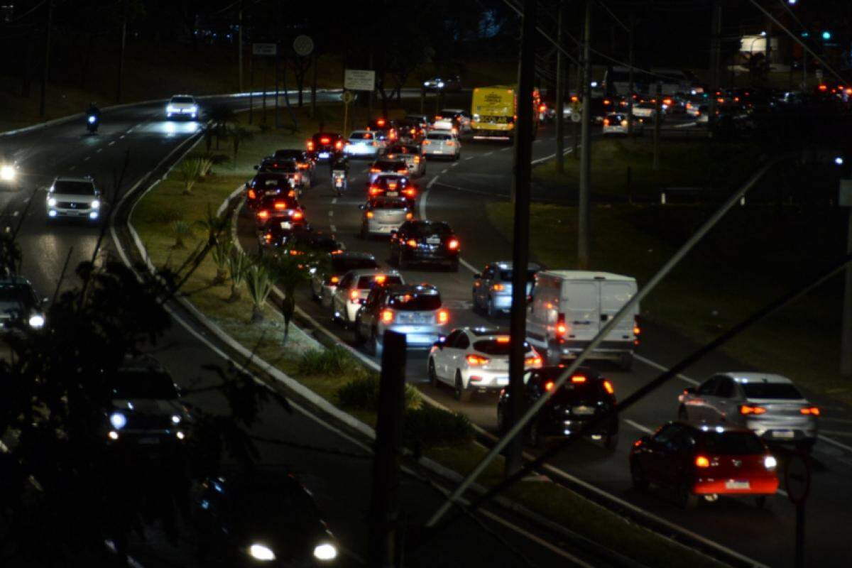 Foto registrada às 19h11 desta terça-feira (13), no viaduto da Rondon, mostra trânsito ainda bastante lento; obras continuam nesta quarta-feira