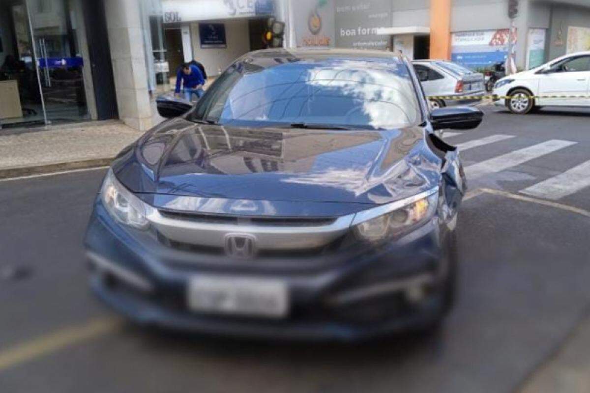 Honda Civic perdeu controle após causar acidente e atingiu mulher