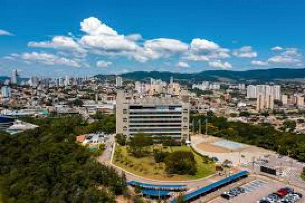 Visão panorâmica da prefeitura e da cidade de Jundiaí