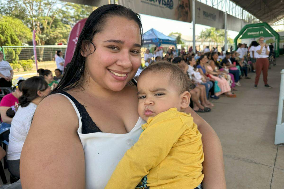 Geovanna e o filho Antony participaram do Mamaço realizado na tarde desta quinta-feira (1)