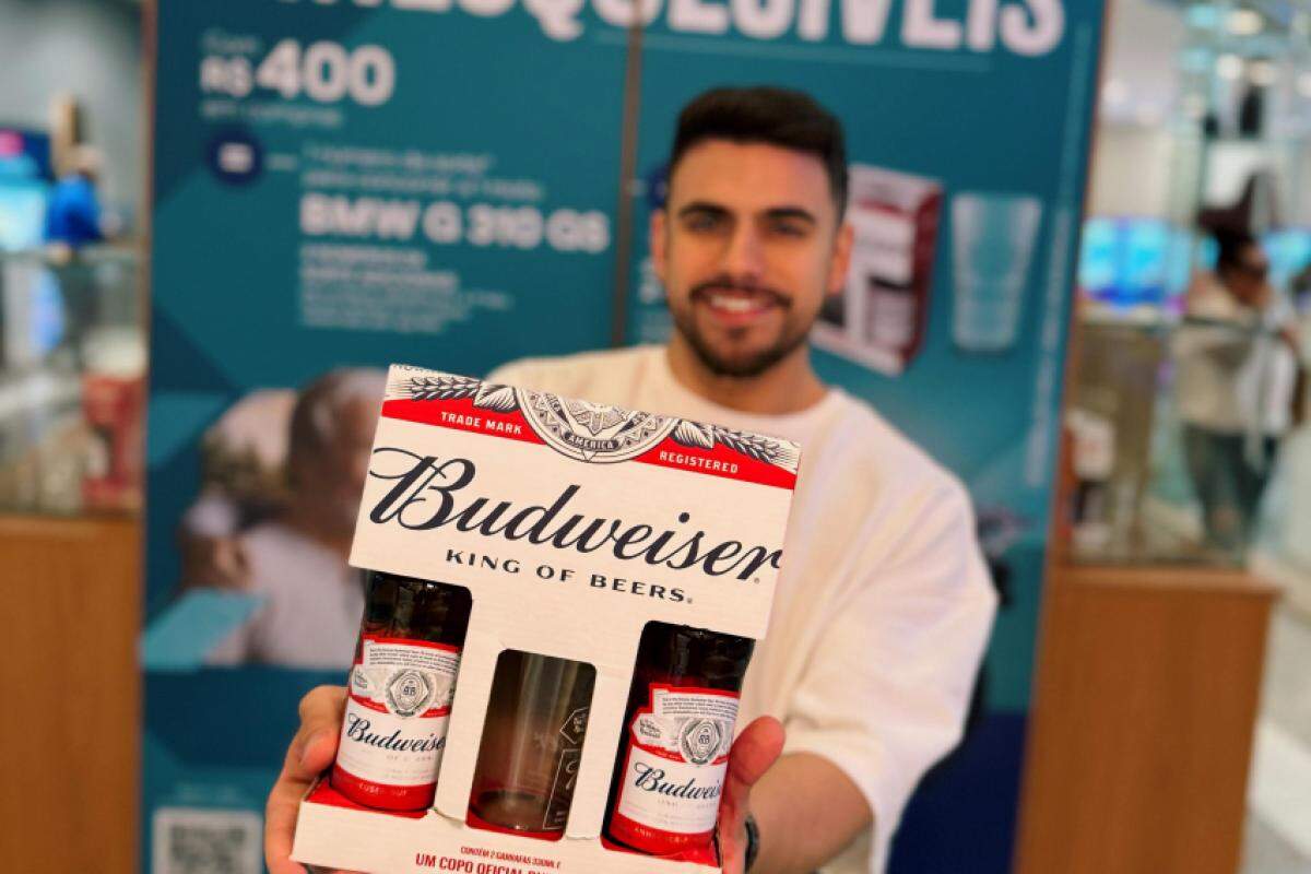 O colunista Gauerk com o KIT exclusivo com um copo e duas cervejas Budweiser