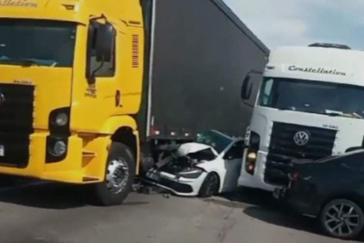 Acidente envolveu caminhões e carros