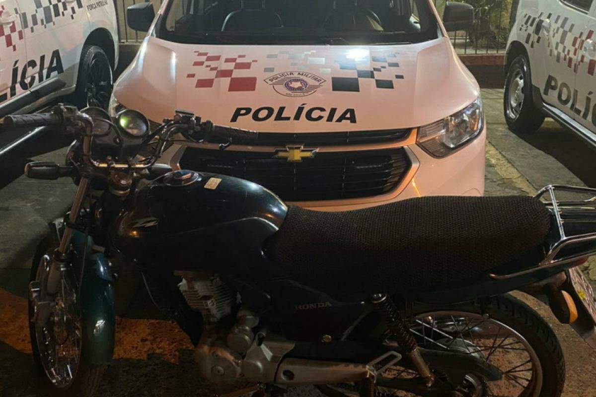 Moto recuperada pelos policiais militares na noite desse domingo