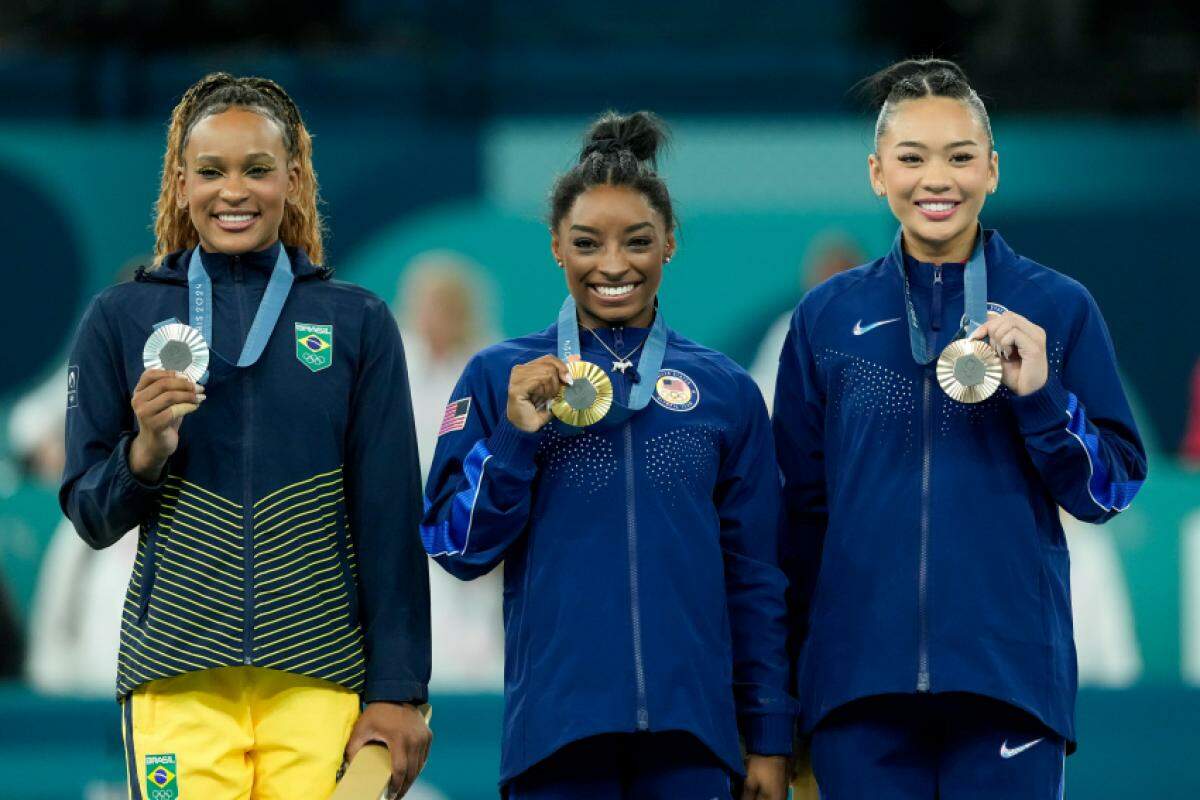 Rebeca Andrade, Simone Biles e Sunisa Lee no pódio