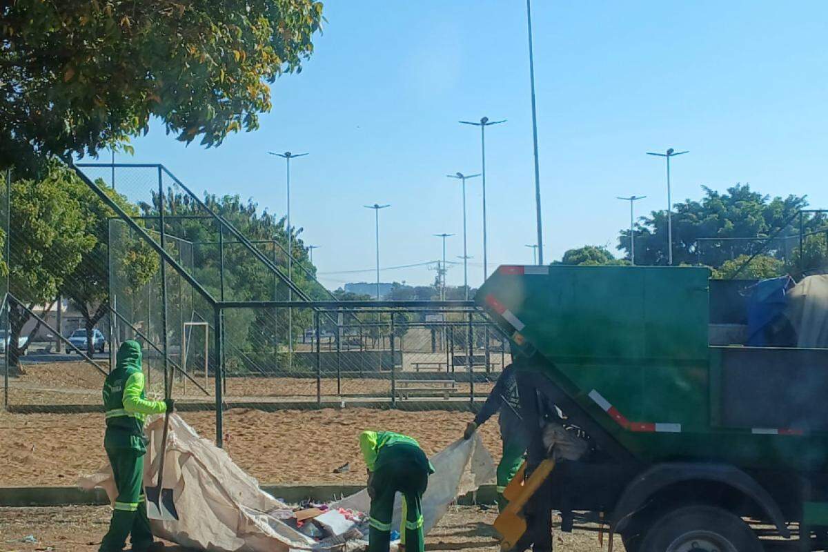 Equipes da Prefeitura durante remoção de moradores de rua de área pública na zona Norte, nesta quinta-feira