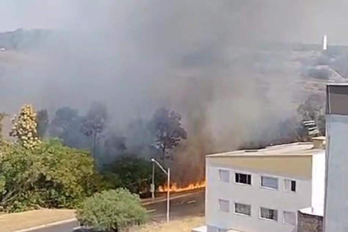 Incêndio próximo ao bairro Residencial Amazonas assusta moradores