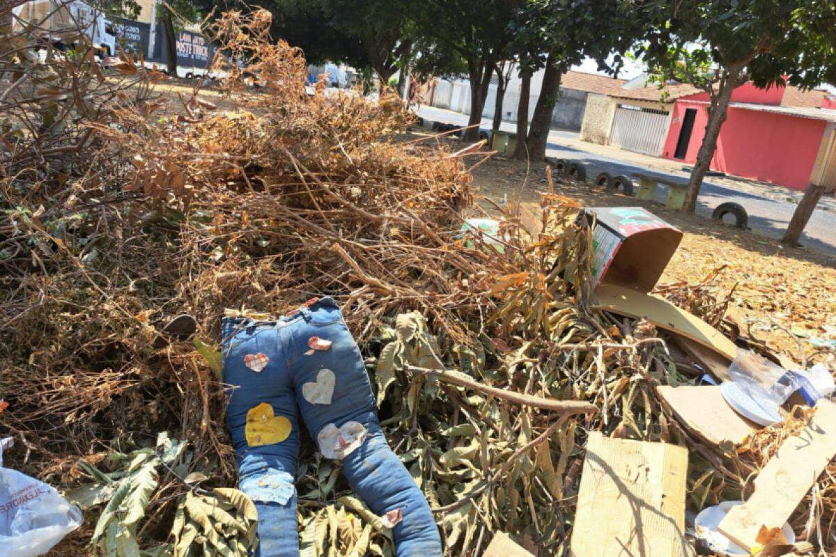 Imagem feita pela moradora mostra praça repleta de lixo: pneu, uma peça de roupa, sacolas, embalagens plásticas, papelões e galhos de árvores