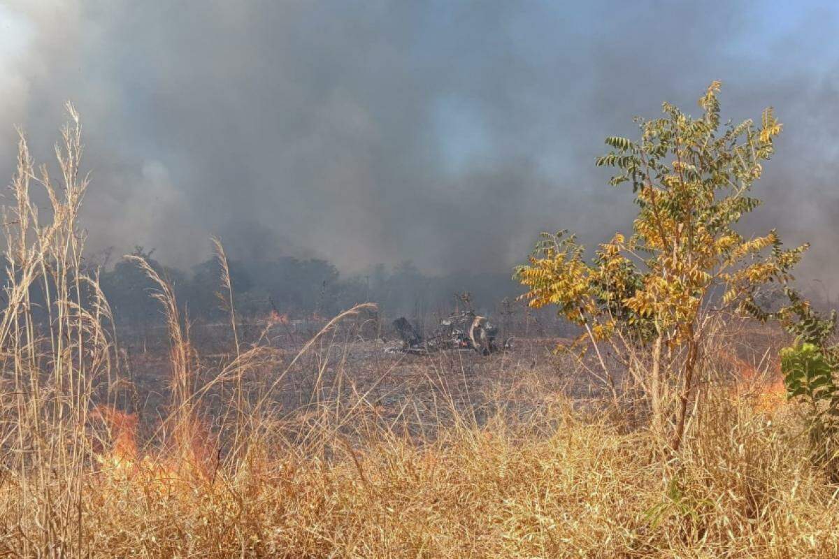  A aeronave pegou fogo após a queda. 