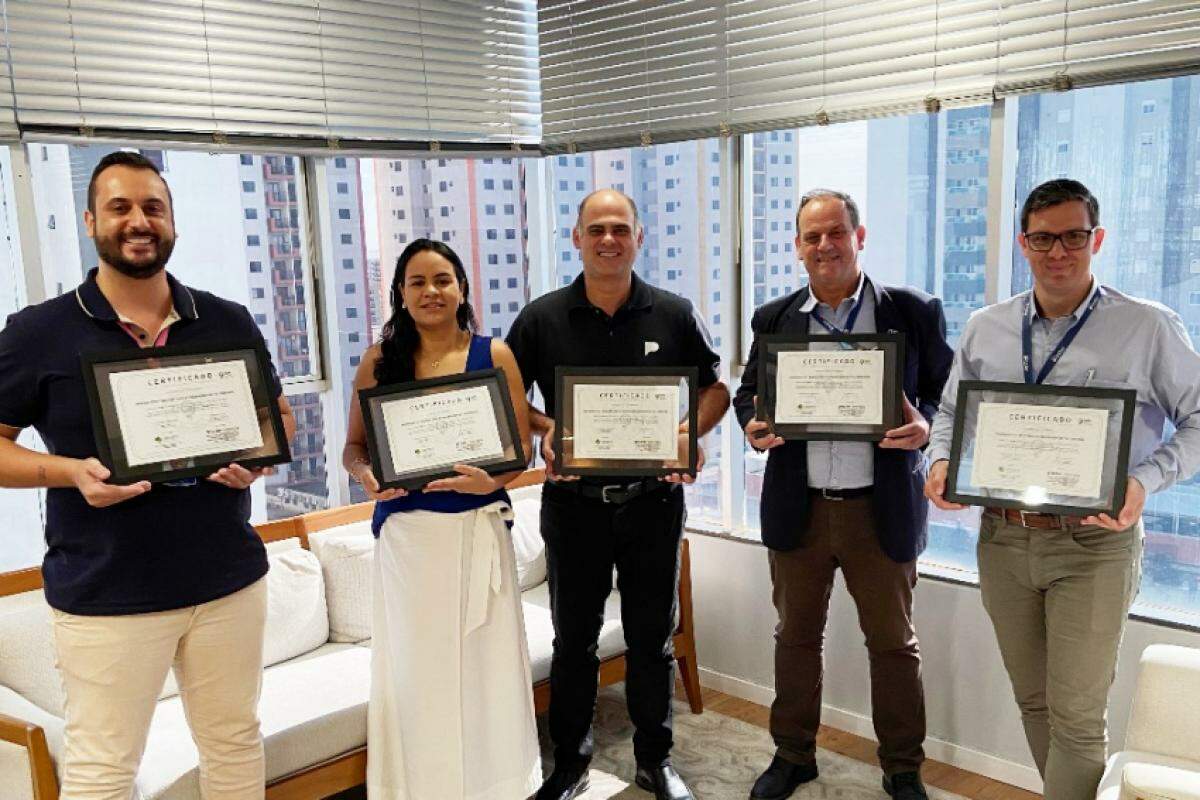 Da esquerda para a direita, Leonardo Faria, Tamara Lira, Eric Garmes, Paulo Roberto Pachega Sandrin e Samuel de Souza Contrera celebram a conquista