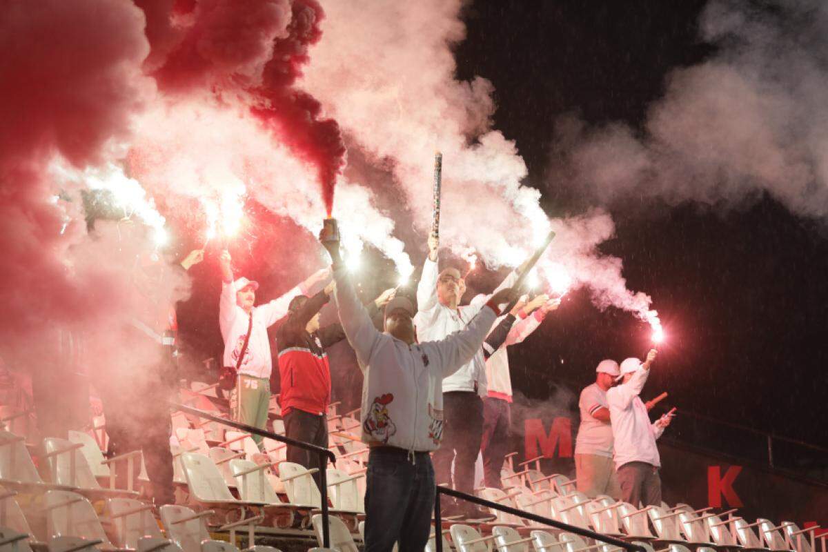 Torcedores fizeram a festa nas arquibancadas, com rojões, sinalizadores e fumaça em apoio ao time