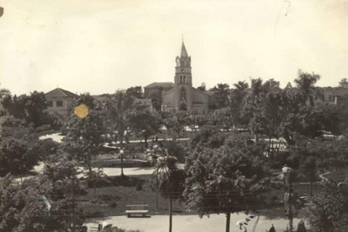 Ao fundo, a catedral do Espírito Santo, na Bauru de antigamente