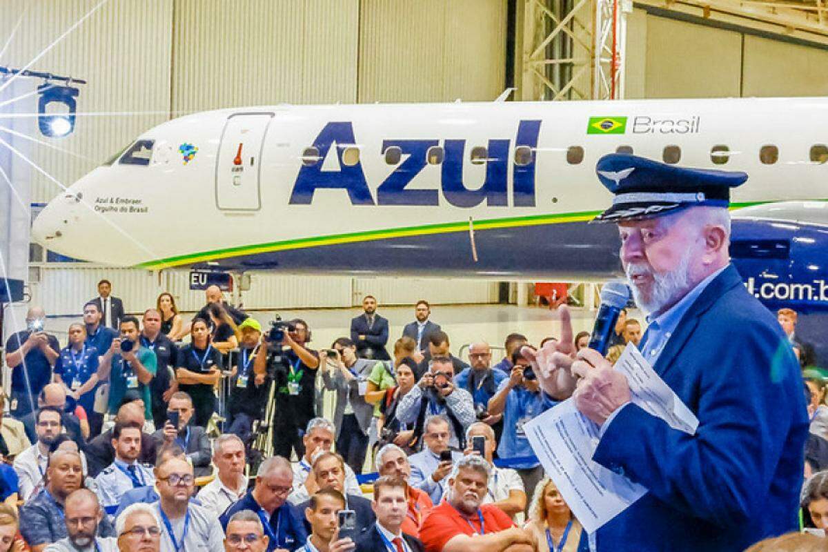 Lula na Embraer, em São José, durante entrega de aeronave da Embraer à Azul
