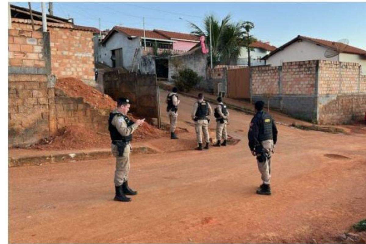 Policiais de MG próximo à residência onde o pai manteve filho de 6 anos refém por 17 horas