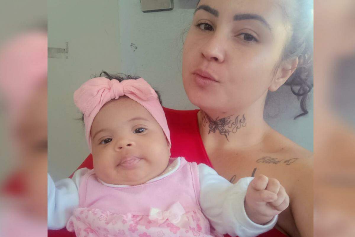 Ellóra Maria Martins Felipe, de 4 meses, ao colo de sua mãe, Larissa Silva: consulta agendada no Hospital das Clínicas de Ribeirão Preto