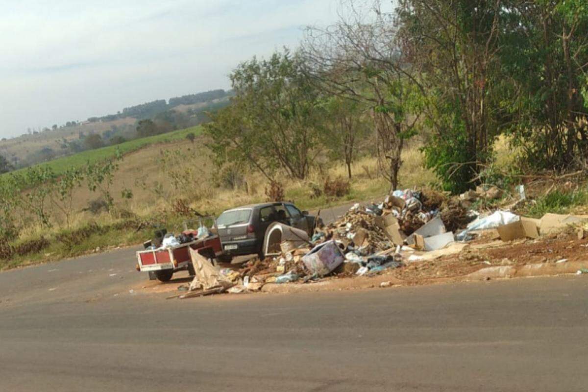 Imagem mostra veículo parado em local do bairro Mococa em Cristais Paulista