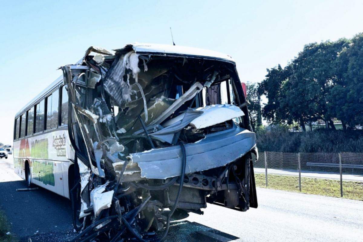 O motorista de 63 anos foi socorrido, mas não resistiu e morreu no local