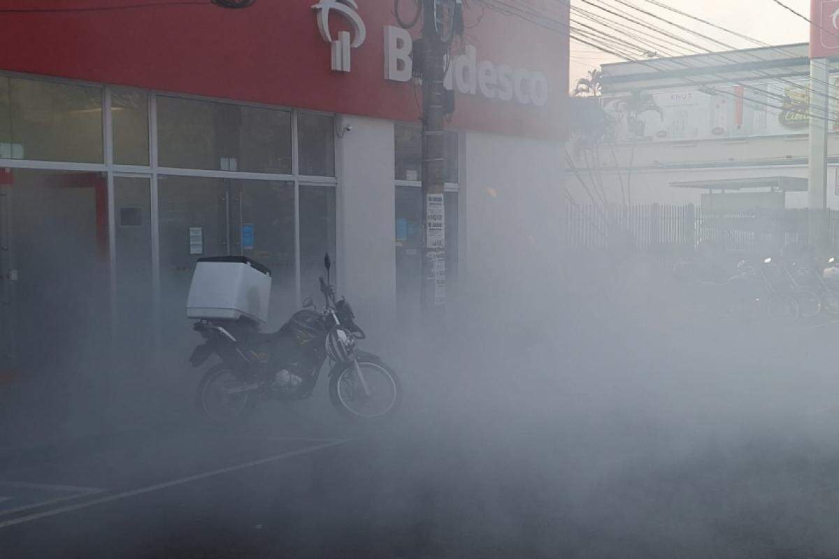 Forte fumaça de gelo seco tomou conta da rua em frente ao Bradesco