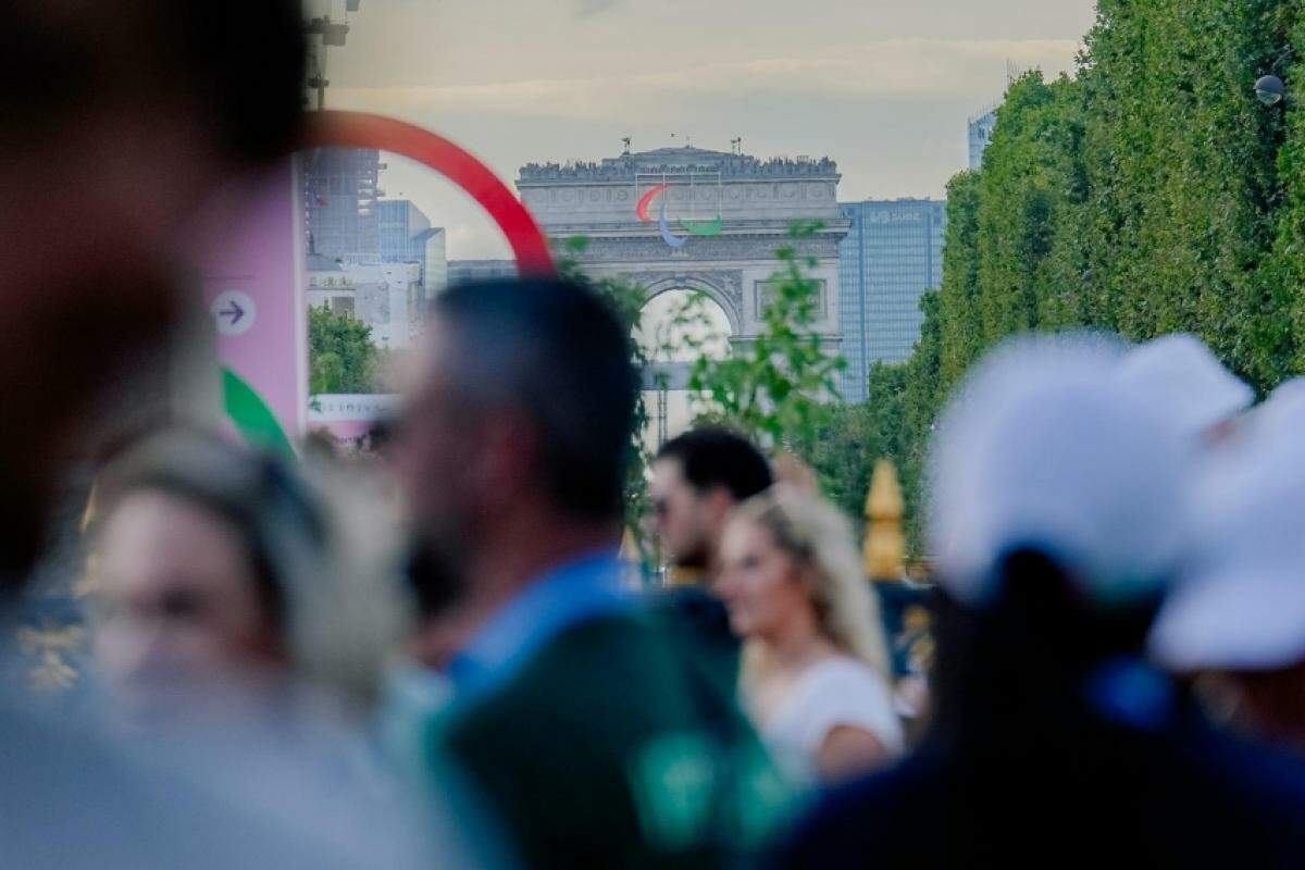 Brasileiros vão desfilar na Champs-Élysées na cerimônia de abertura dos Jogos Paralímpicos, a partir das 15h desta quarta (28).