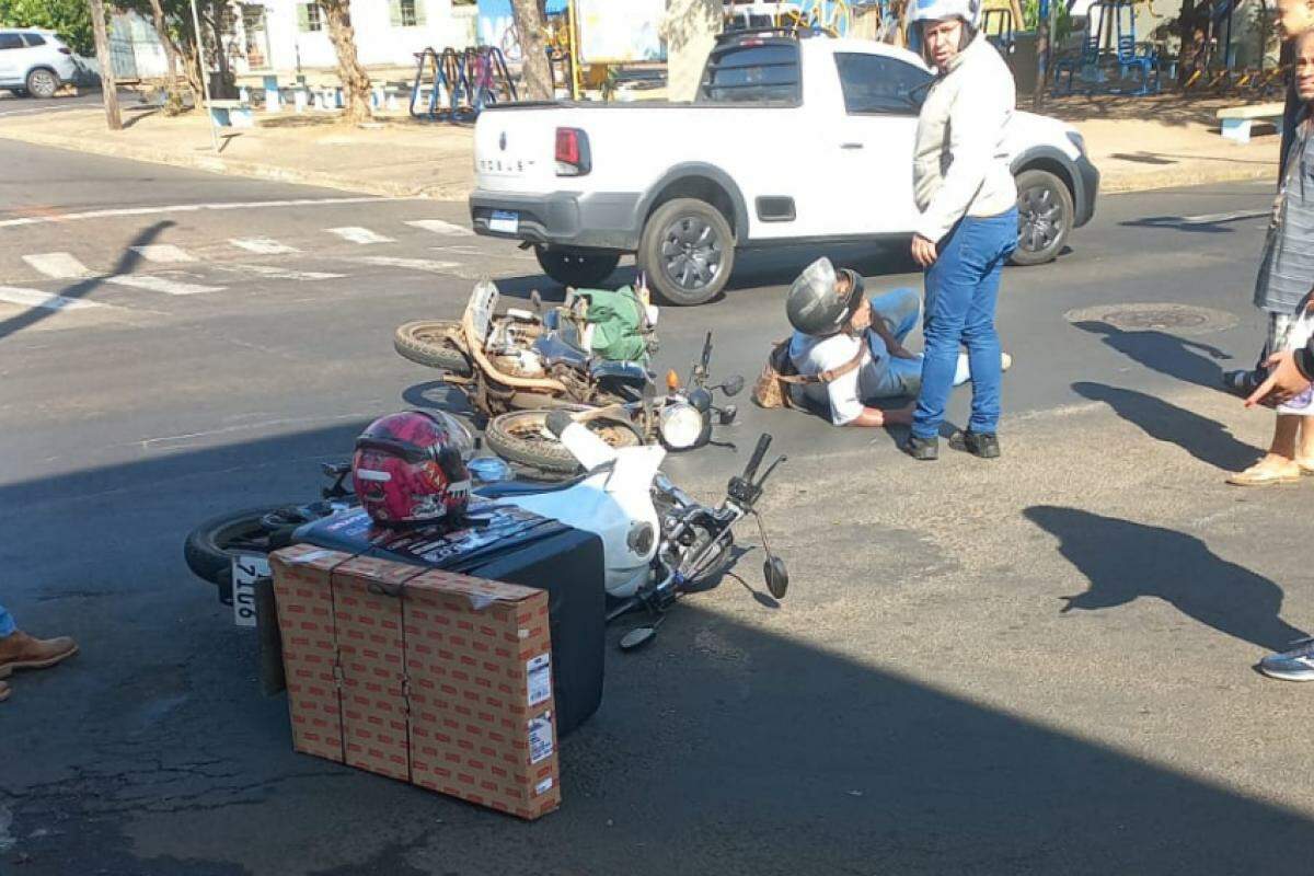Motos e vitima ao solo: acidente no semáforo próximo à UBS da Vila São Sebastião