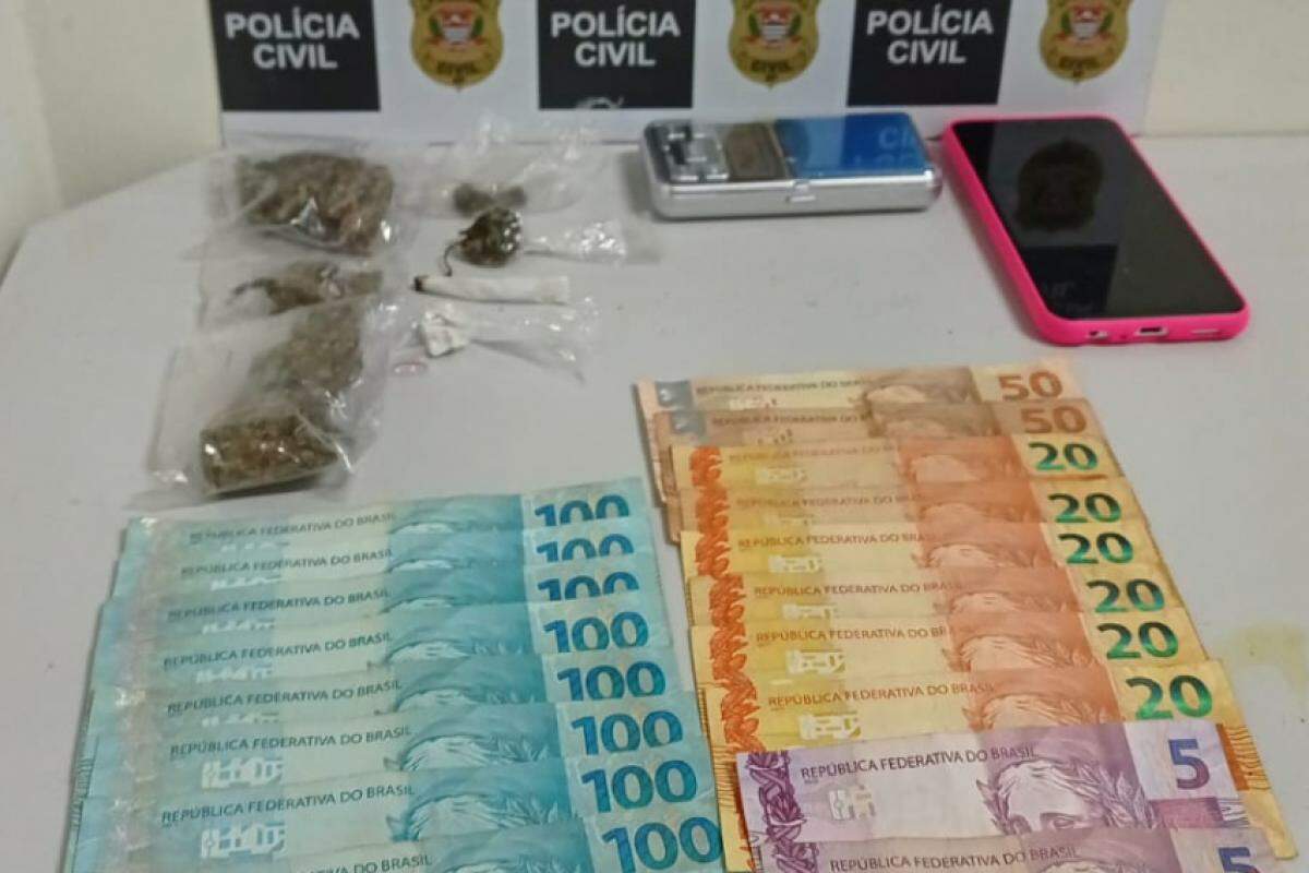 Porções de drogas apreendidas em uma residência no Jardim dos Servidores, em Pirajuí