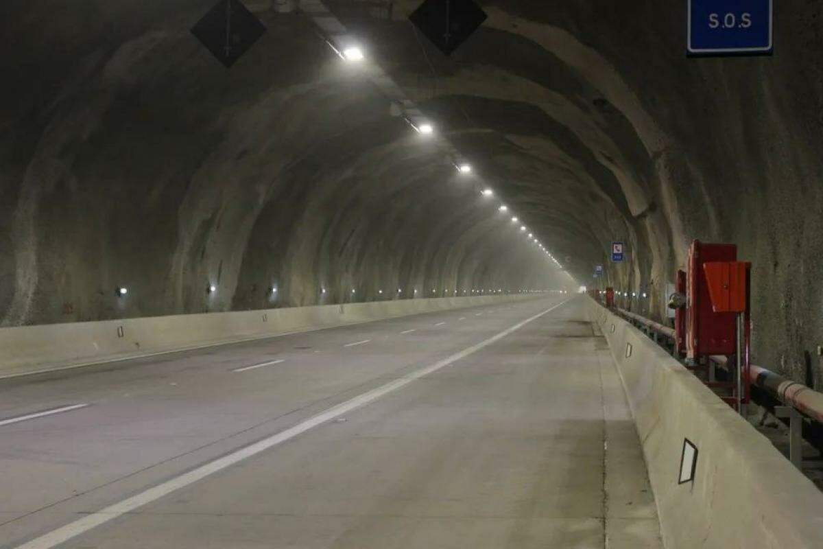 Túneis no trecho de Serra da Rodovia dos Tamoios