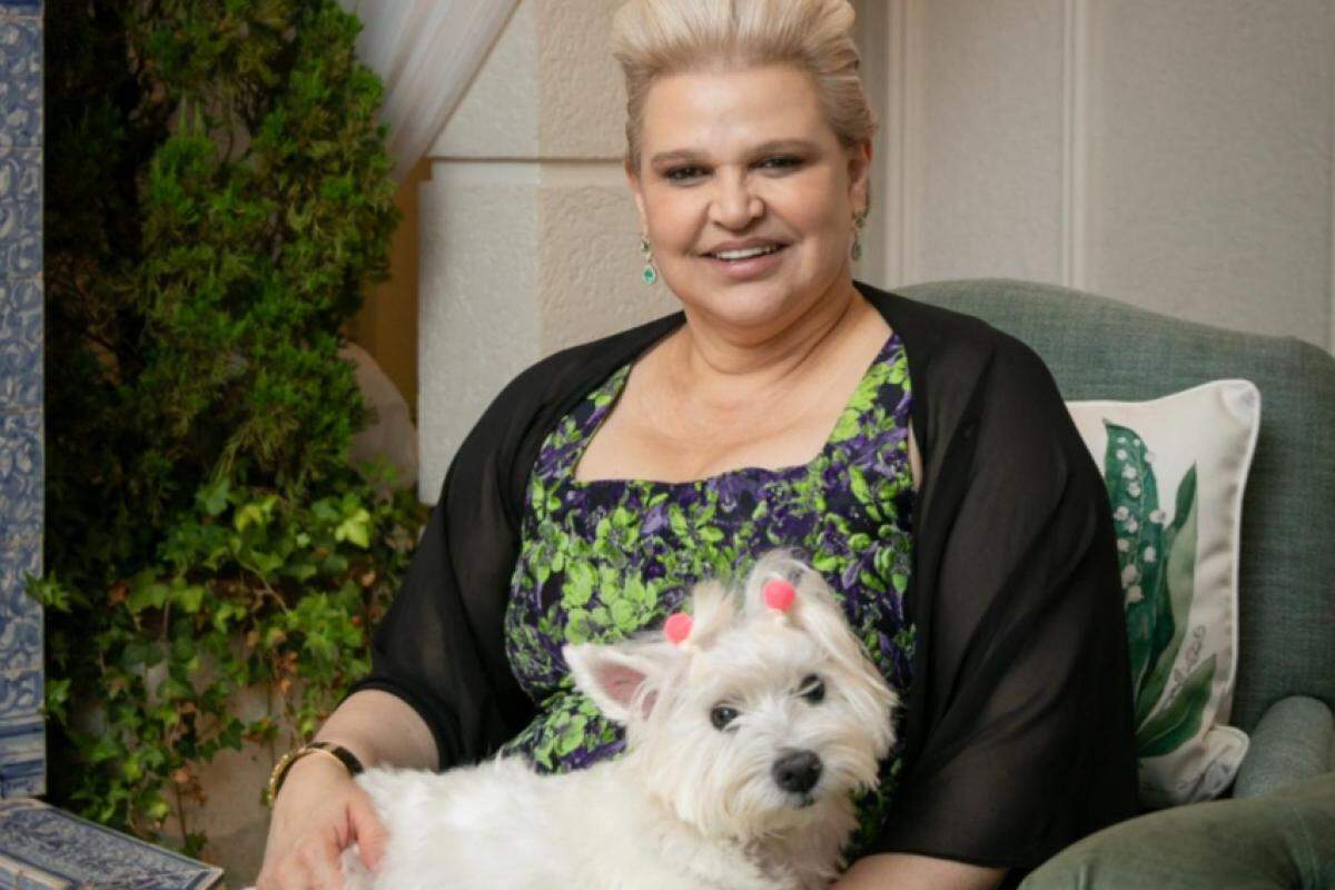 Diretora executiva do Colégio Toulouse Lautrec, Maria Teresa Segantin Ludovice, com sua mascote Margarida