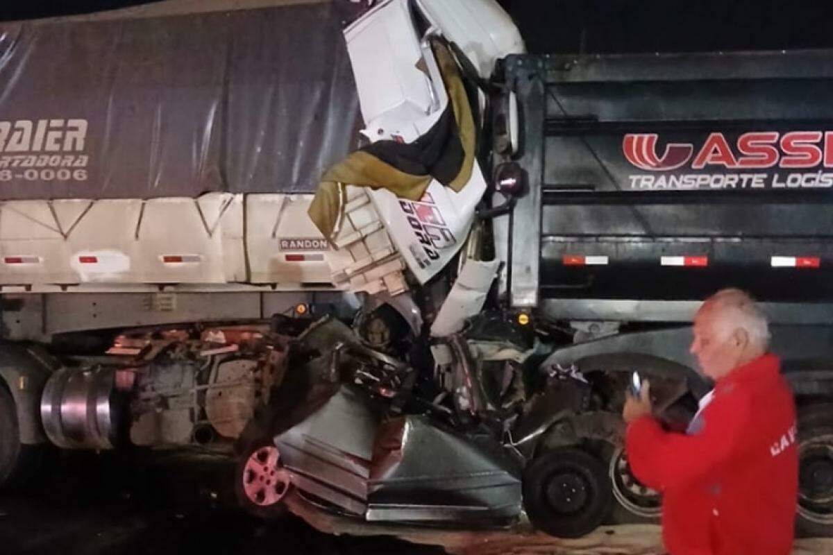 O motorista de um dos caminhões não conseguiu frear ao se deparar com um trecho com lentidão na BR-116.