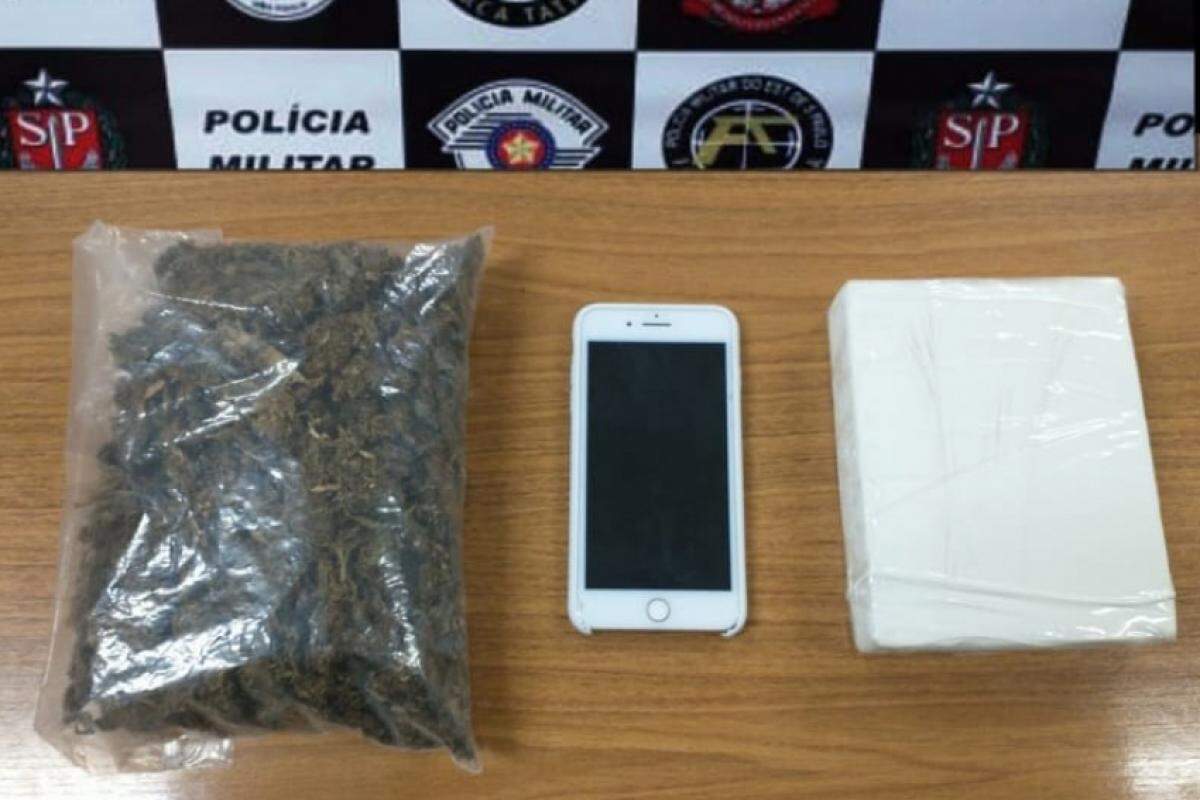 Em revista na bolsa, os policiais encontraram maconha e pasta-base de cocaína dentro de uma mala