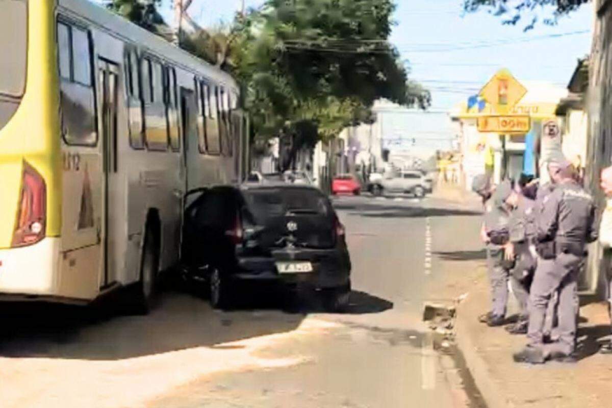 O VW Fox atingiu com violência a lateral do ônibus