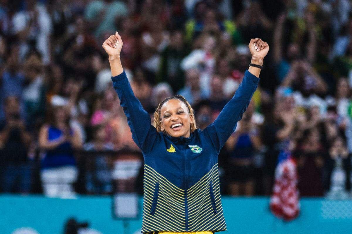 Com seis pódios no total (duas medalhas de ouro, três de prata e uma de bronze), Rebeca Andrade é a segunda atleta que ganhou mais seguidores no Instagram