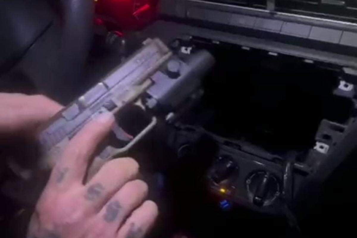 A pistola com a lanterna foi encontrada com as drogas no cofre do carro