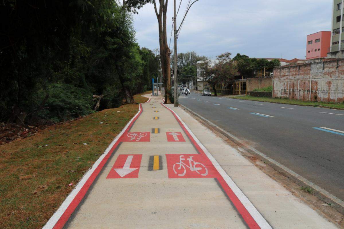 A margem da avenida que tinha calçamento contínuo foi transformado em ciclovia