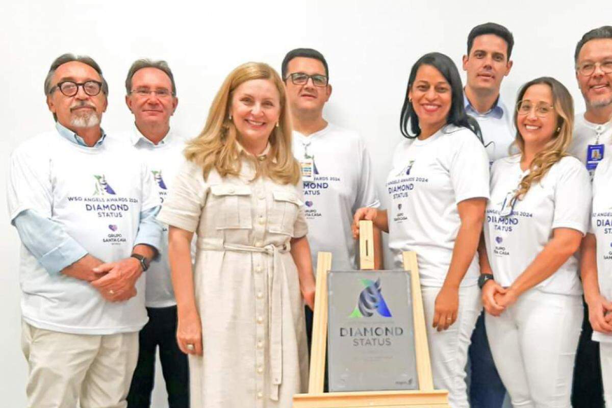 Equipe do Grupo Santa Casa de Franca recebendo a placa de gratificação 