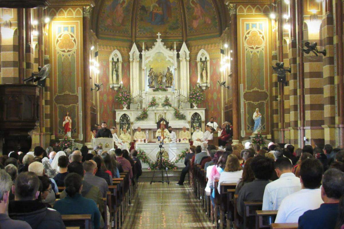 Procissão, terço, carreata, repique dos sinos e missas, inclusive com celebração do bispo da Diocese de Jundiaí, Dom Arnaldo Carvalheiro Neto