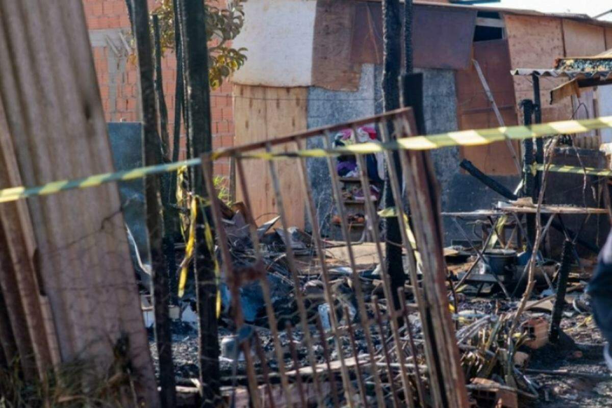 Casa de madeira totalmente destruída