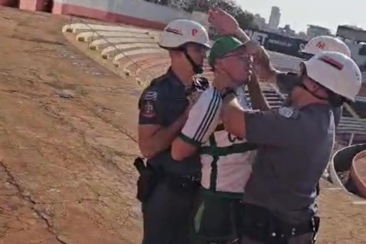 Momento que os PMs tentam conter Diego, que não reage: ação dos policiais foi filmada por outro torcedor e morador de Franca neste sábado em Ribeirão Preto