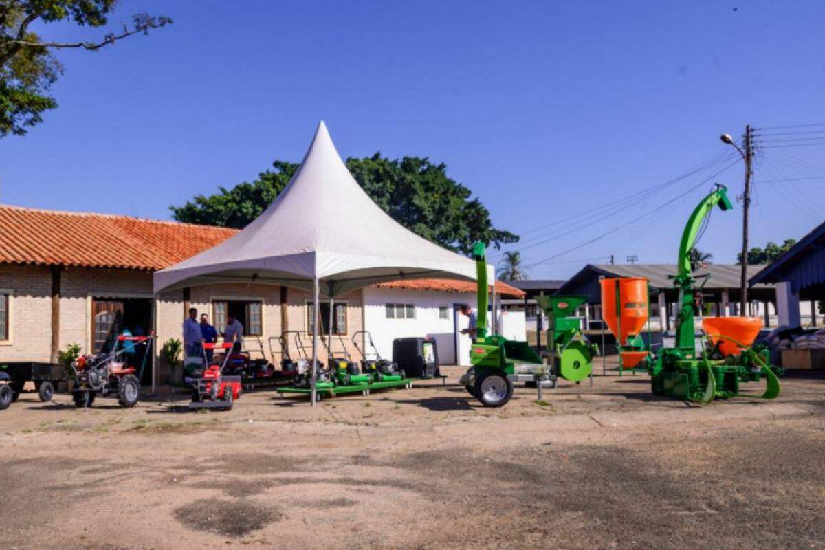 São vários estandes em exposição na feira