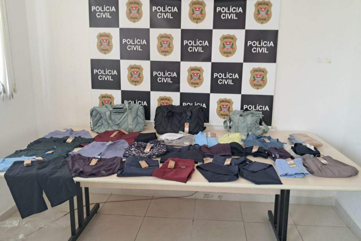 Toda a mercadoria localizada com ela foi apreendida pelos policiais