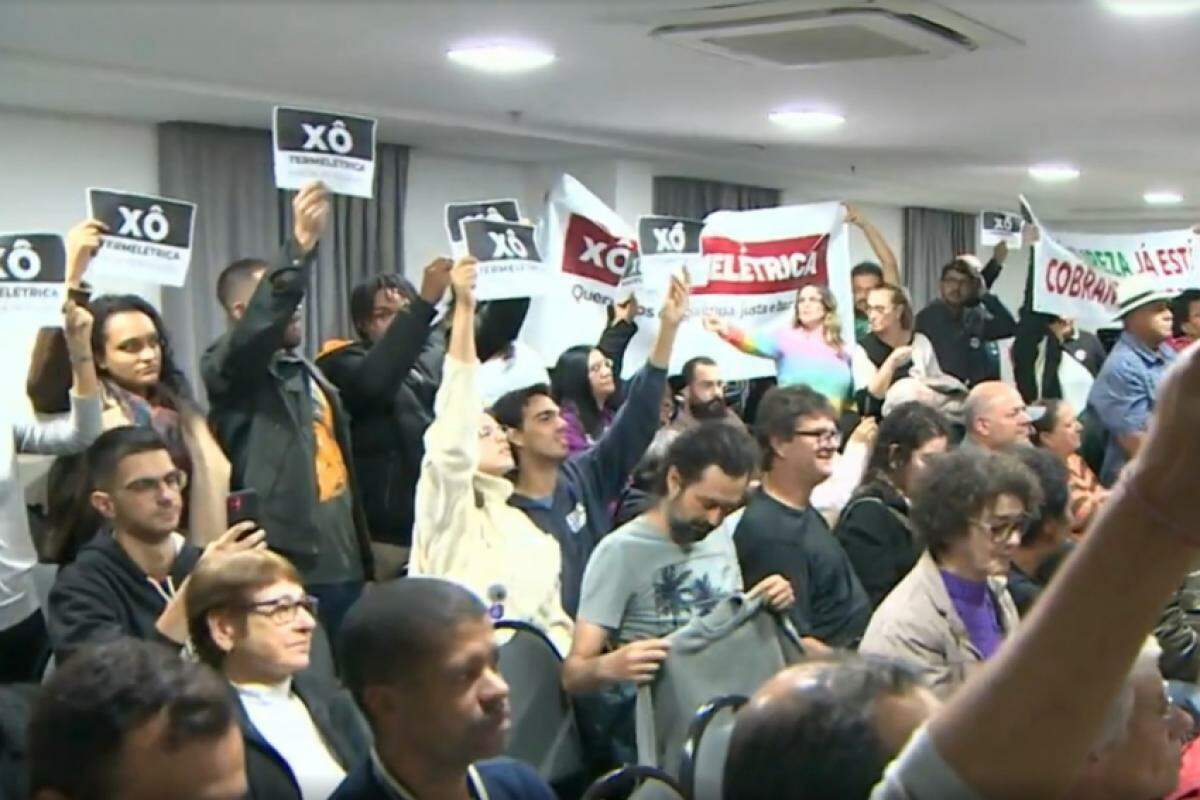 Protesto em audiência sobre termoelétrica no Vale