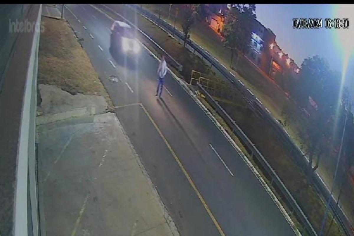 Imagem do momento em que o homem atravessa a avenida e é atingido pelo carro