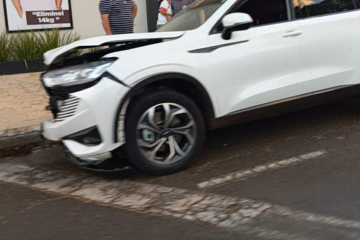 Carro atingido ficou com a frente parcialmente destruída