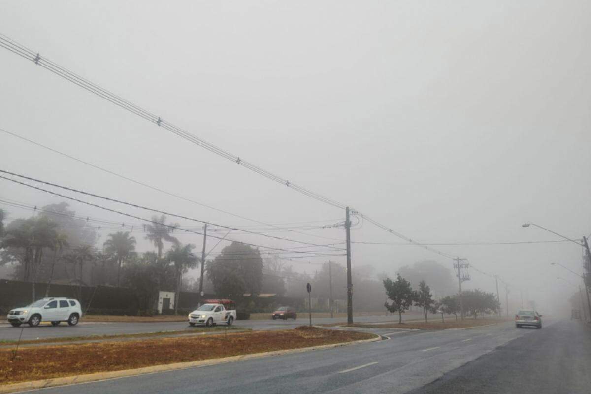 Tempo fechado e com neblina na avenida São Vicente, na altura do Belvedere Bandeirantes, na zona Sul de Franca