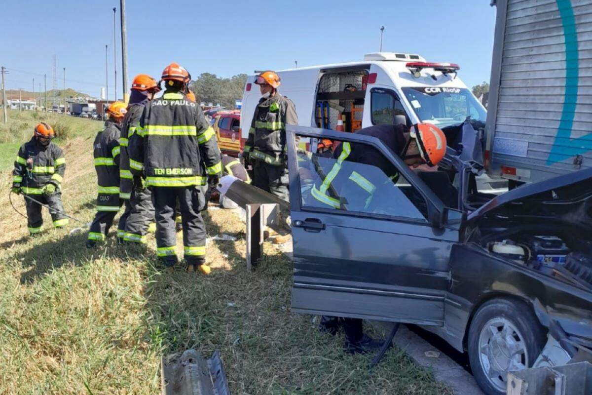 Motorista bateu na traseira de caminhão