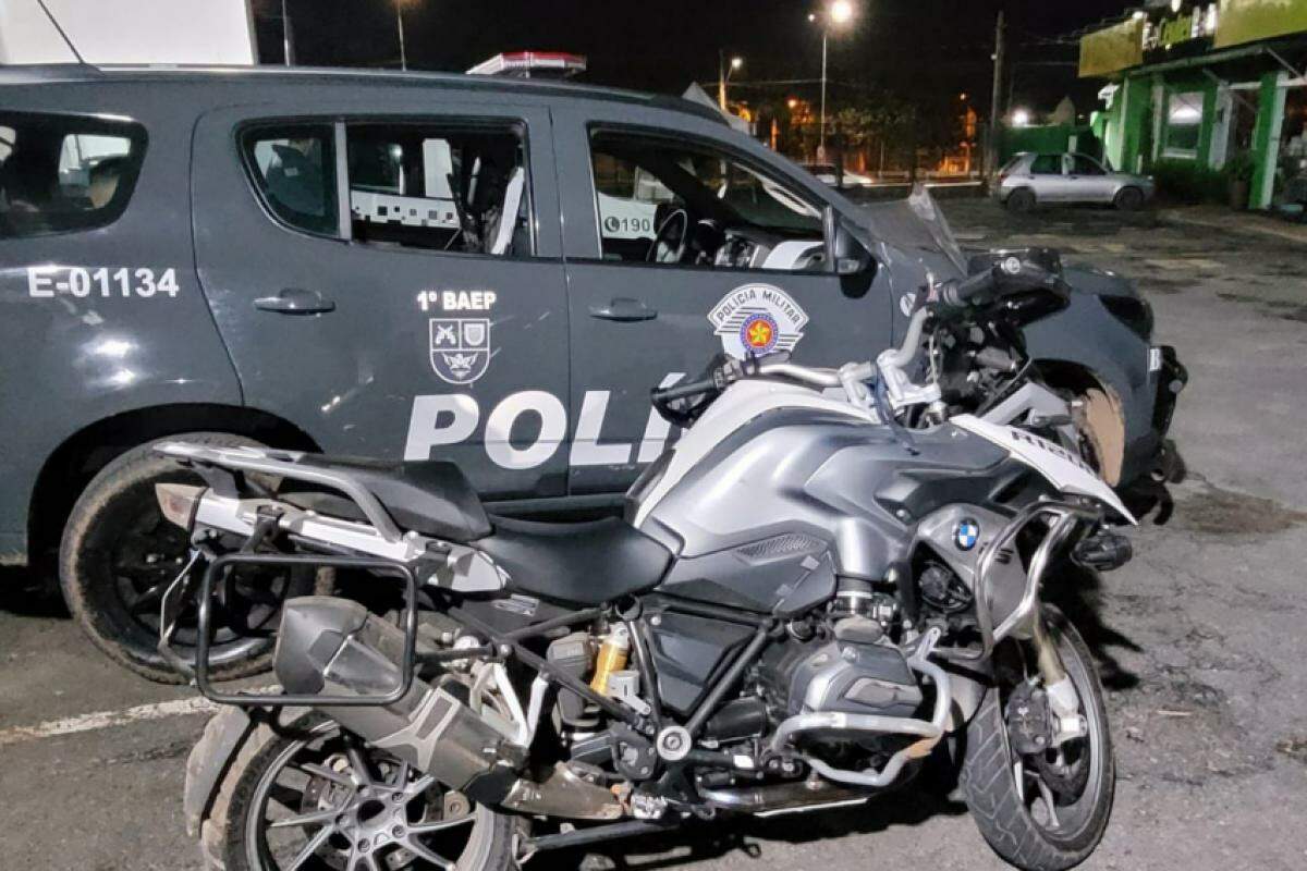 Motocicleta foi recuperada pelos policiais 